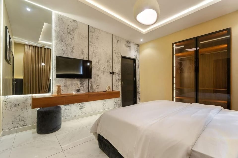 Laptop workspace, blackout drapes, soundproofing, free WiFi