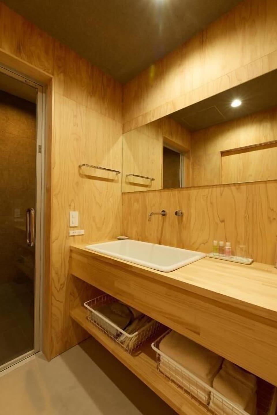 Superior Room, Sea View | Bathroom | Deep soaking tub, designer toiletries, hair dryer, slippers