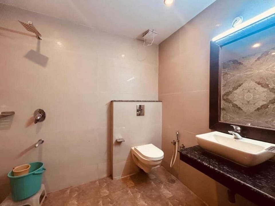 Luxury Room | Bathroom | Shower, free toiletries, towels, toilet paper