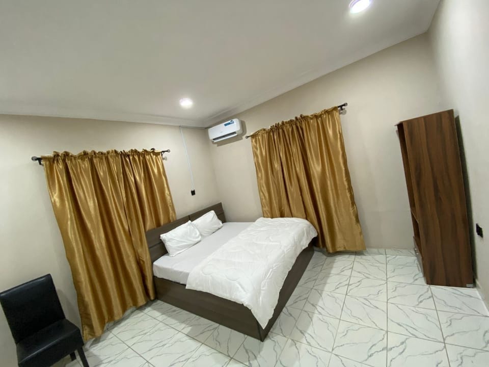 Single Room | Laptop workspace, free WiFi