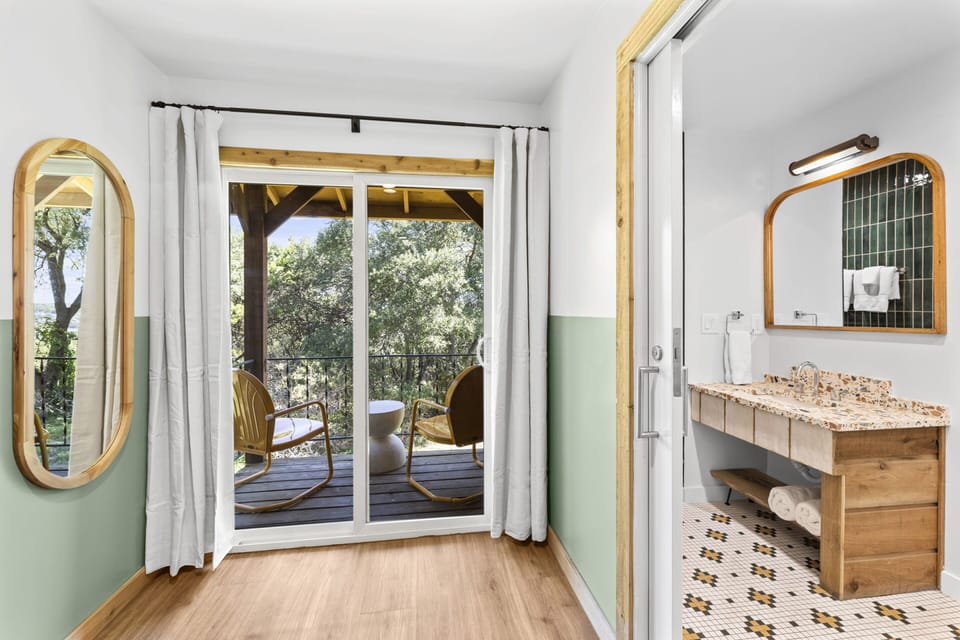 Premium Room, 1 King Bed, Valley View | Free WiFi, bed sheets