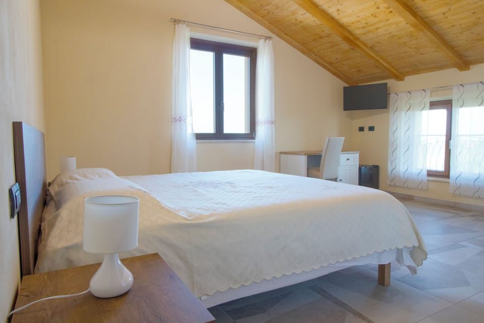 Deluxe Room, Vineyard View | Desk, laptop workspace, blackout drapes, soundproofing