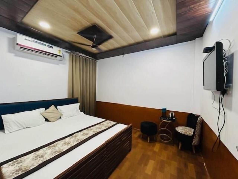 Blackout drapes, soundproofing, iron/ironing board, free WiFi