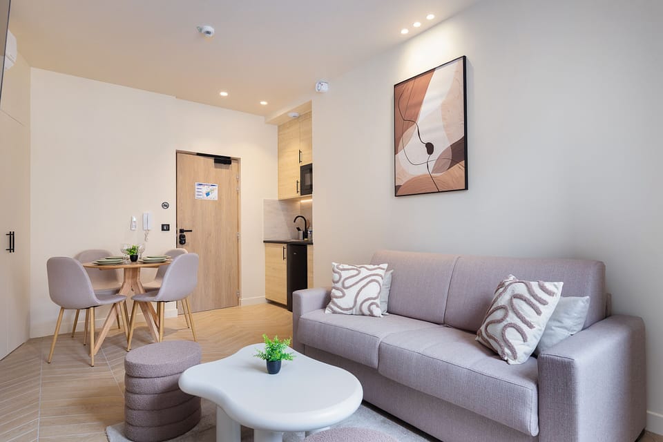 Deluxe Apartment, City View | Lounge