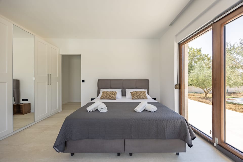 4 bedrooms, cribs (free), bed sheets