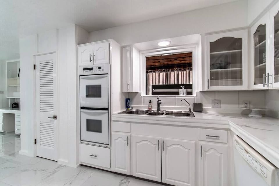 House, Multiple Beds, Pool Access, Ocean View (5833 Ocean) | Private kitchen
