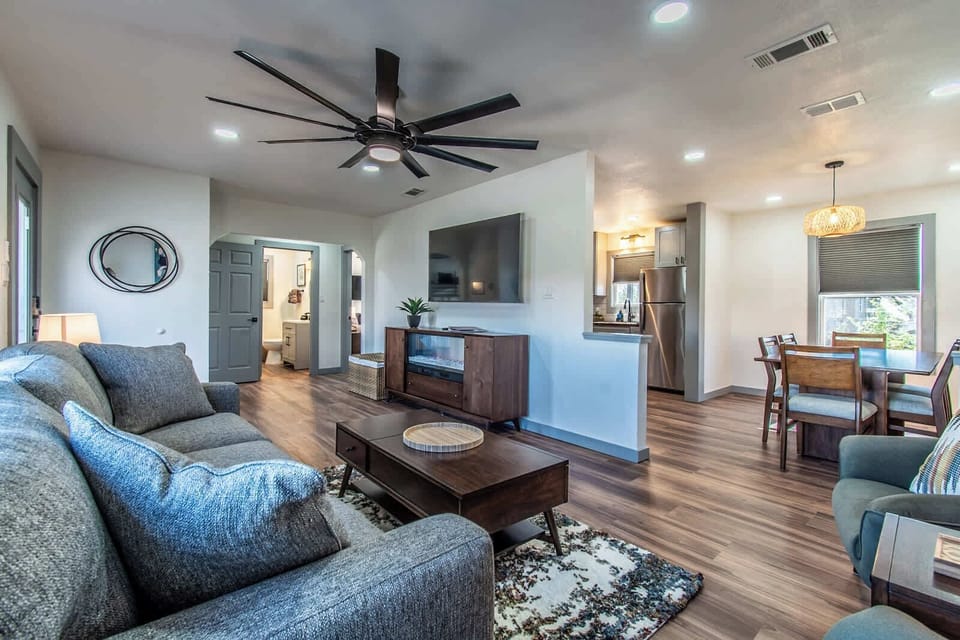 House, Multiple Beds, Patio, Garden View (4221 Avalon) | Living area