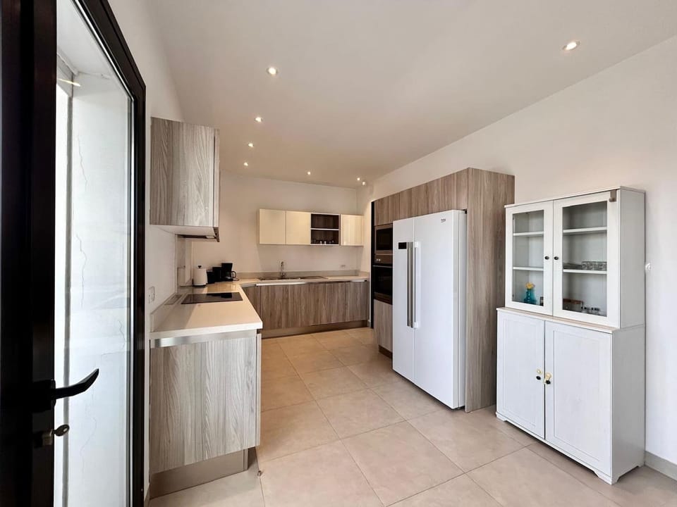 Apartment, 3 Bedrooms, Balcony | Interior