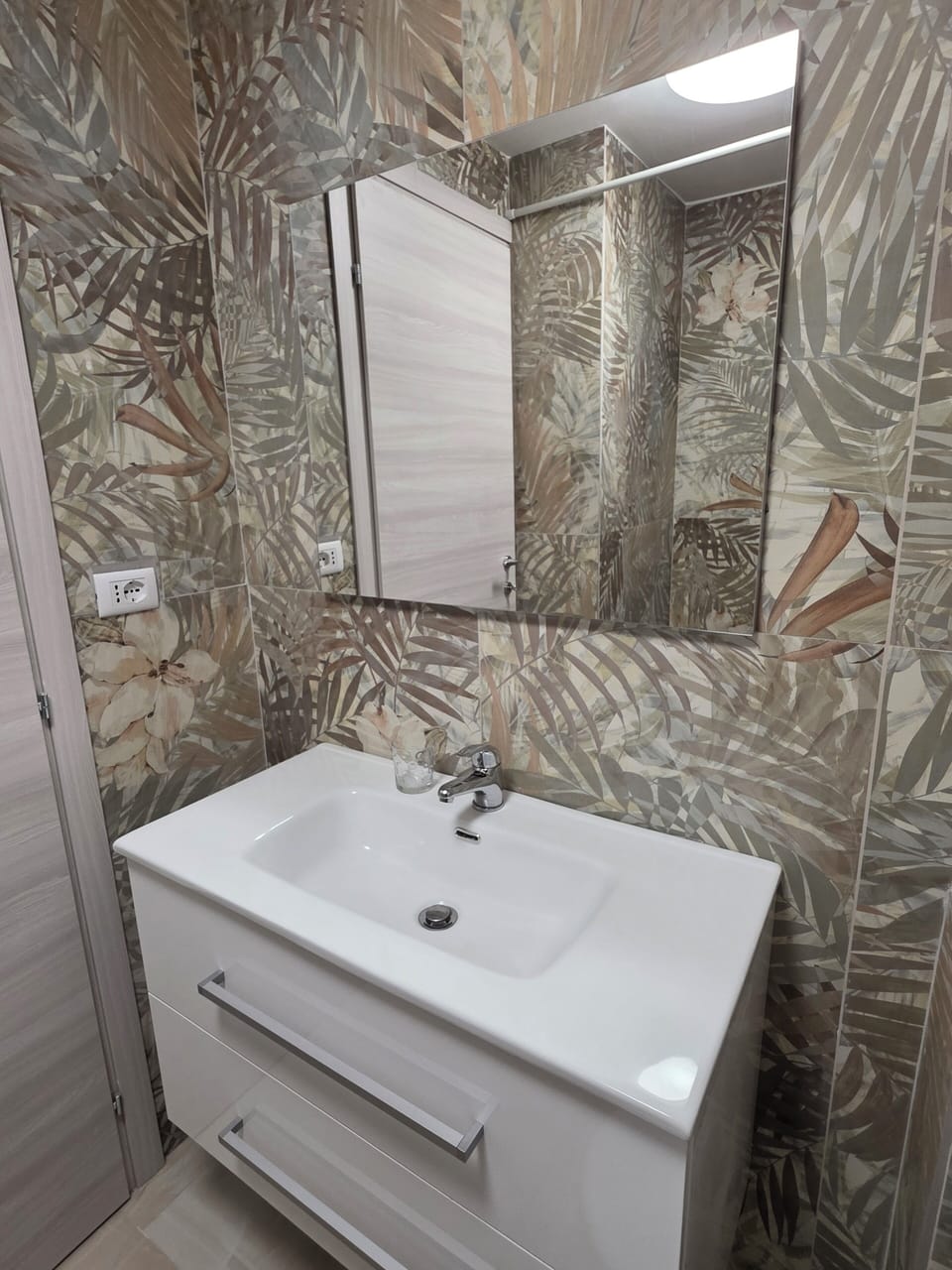 Deluxe Double Room, Courtyard View | Bathroom | Hair dryer, towels, soap, shampoo