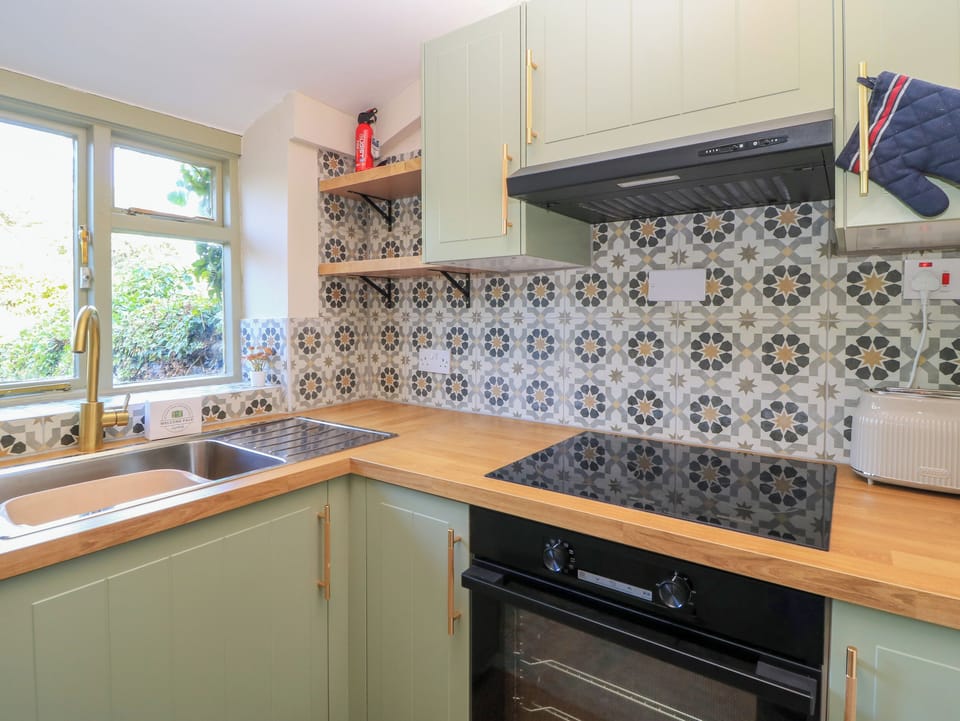 Cottage | Private kitchen | Dishwasher, cookware/dishes/utensils
