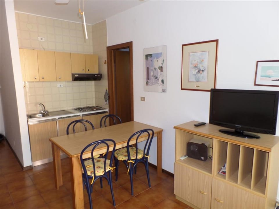 Apartment, 1 Bedroom, Balcony, City View | Dining room