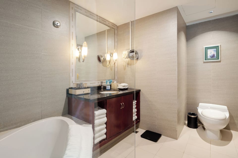 Premier Triple Room | Bathroom | Free toiletries, hair dryer, slippers, towels