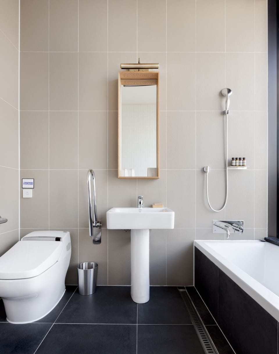 Executive Suite (King) | Bathroom | Shower, free toiletries, bathrobes, slippers
