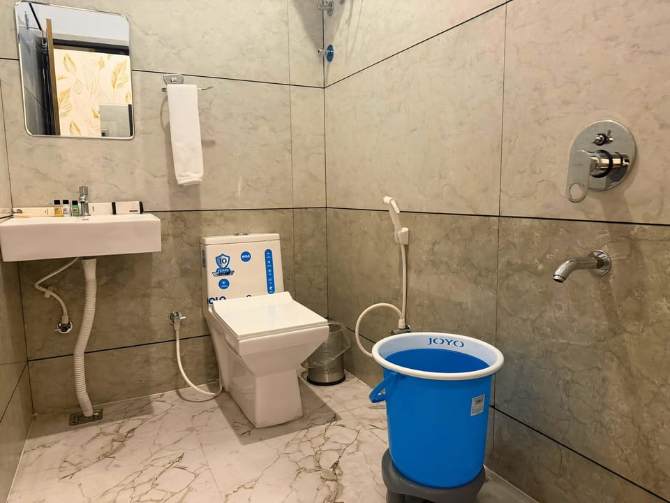 Deluxe Double Room, City View | Bathroom | Shower, towels, soap, shampoo