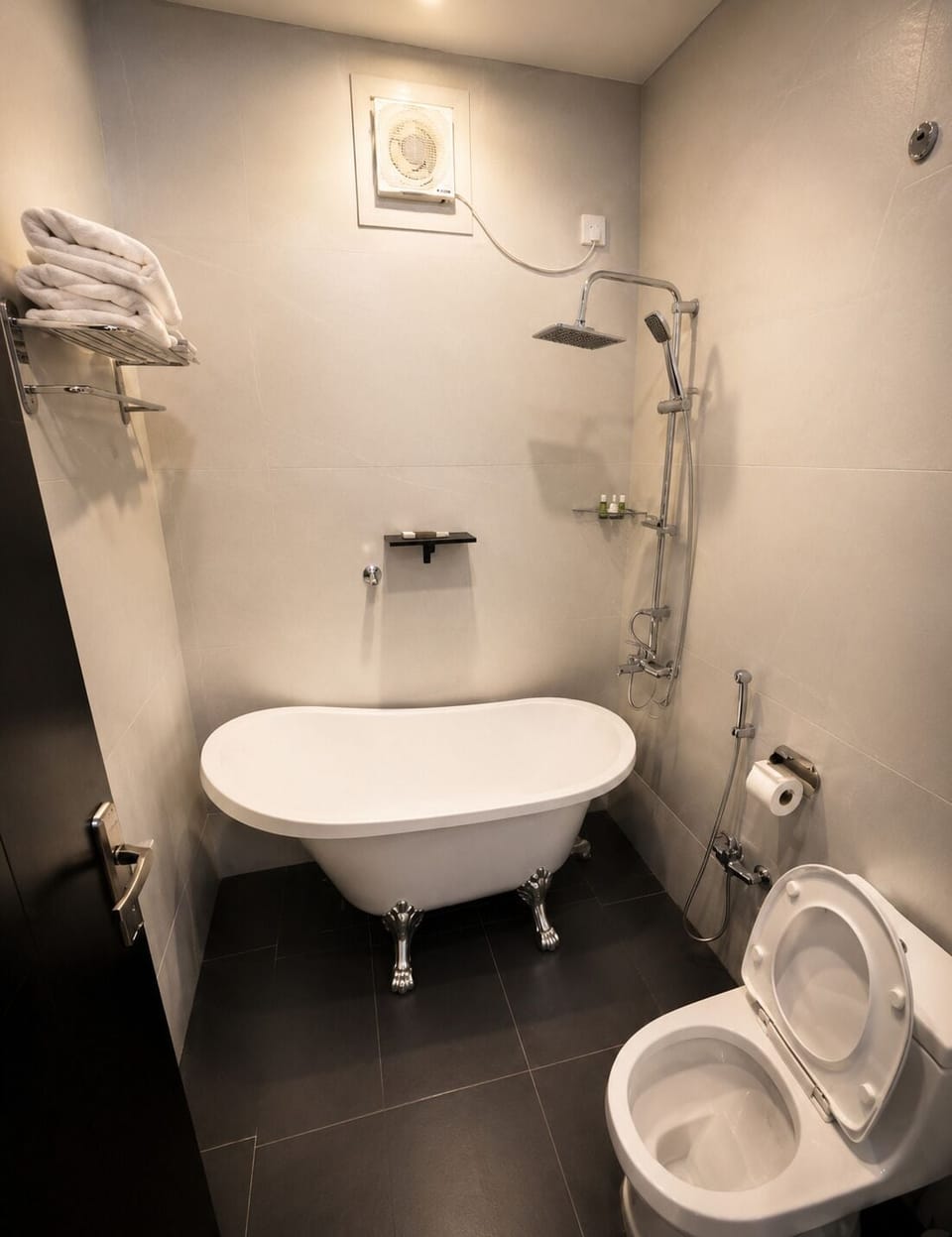Apartment | Bathroom | Towels, soap, shampoo, toilet paper