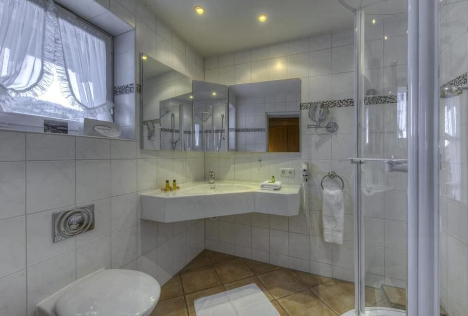 Single Room, Balcony, Garden View | Bathroom | Bathrobes, slippers