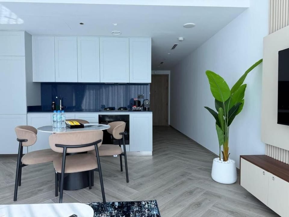 Superior Apartment, 1 Bedroom, Balcony, City View | Dining