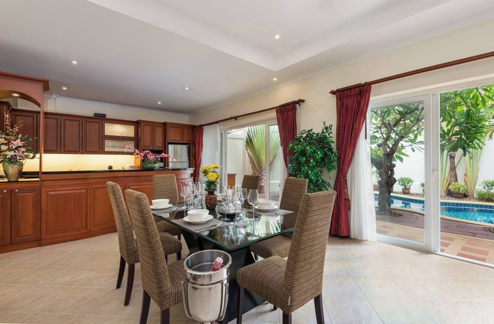 Villa, 2 Bedrooms, Private Pool, Pool View | Dining room