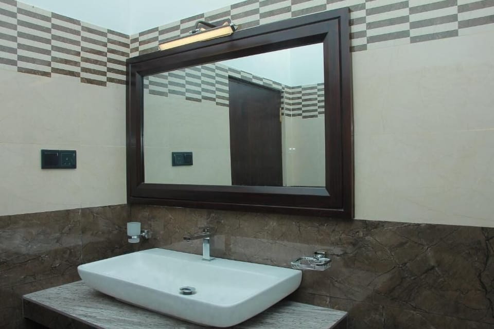 Superior Double or Twin Room, Balcony, Garden View | Bathroom | Hair dryer, towels, toilet paper