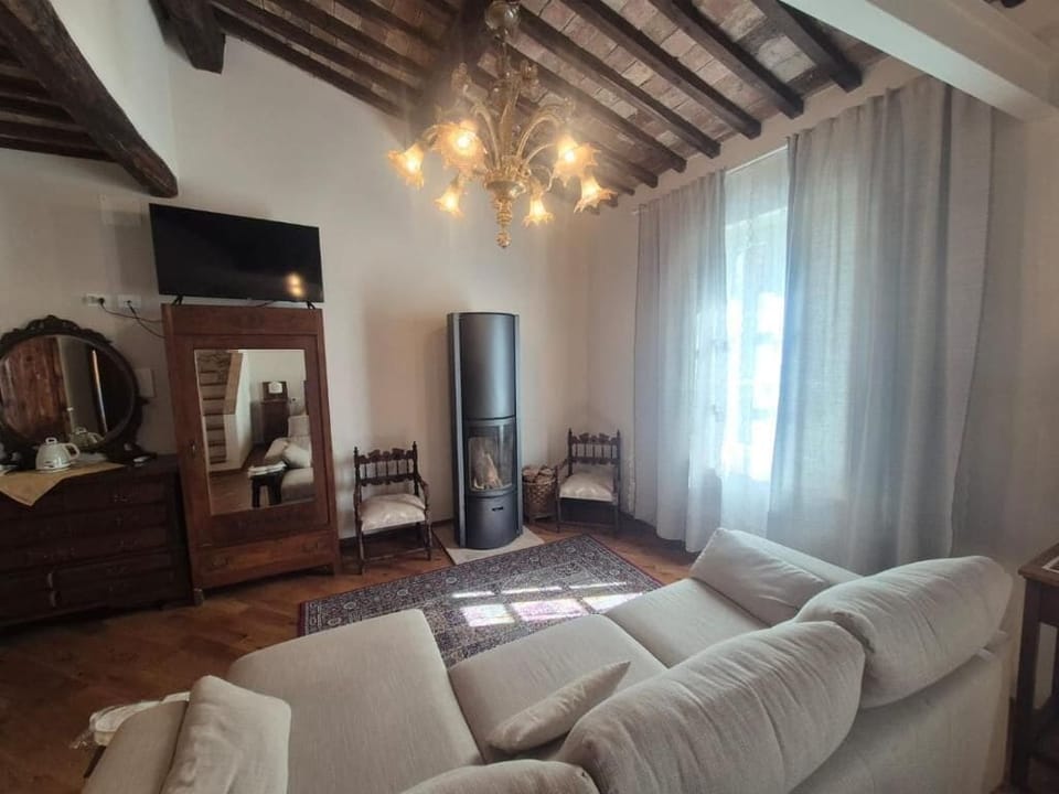Suite | Living area | 40-inch flat-screen TV with satellite channels
