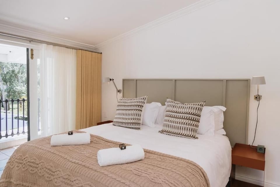 Deluxe Double or Twin Room, Balcony, Courtyard View | In-room safe, WiFi (free)
