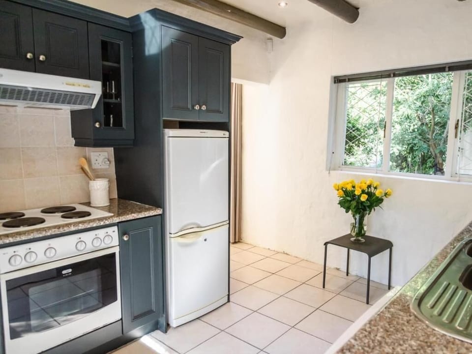 Deluxe Cottage, Patio, Garden View | Private kitchen | Microwave, oven, stovetop, dishwasher