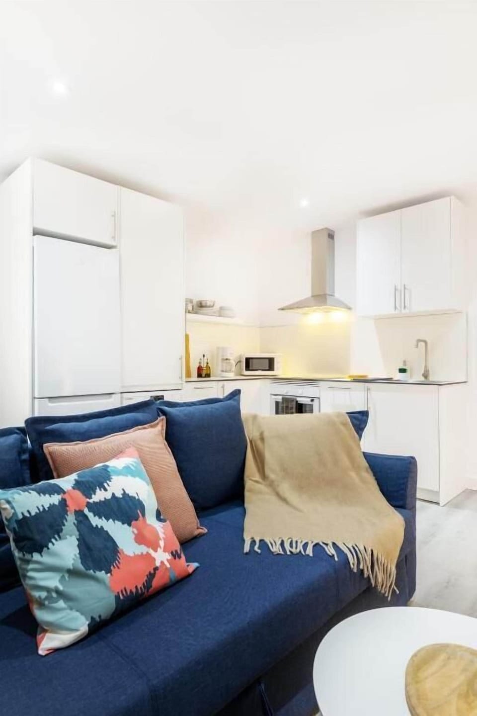 Deluxe Apartment | Living area | 32-inch flat-screen TV with cable channels