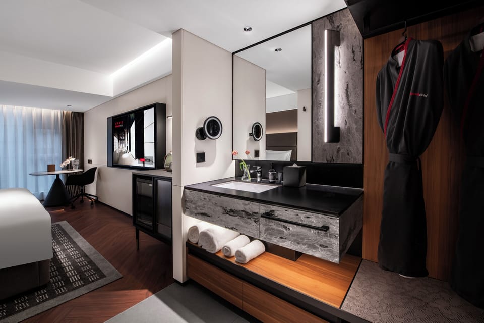 Superior Double Room, Non Smoking, Courtyard View | Bathroom | Shower, rainfall showerhead, free toiletries, hair dryer