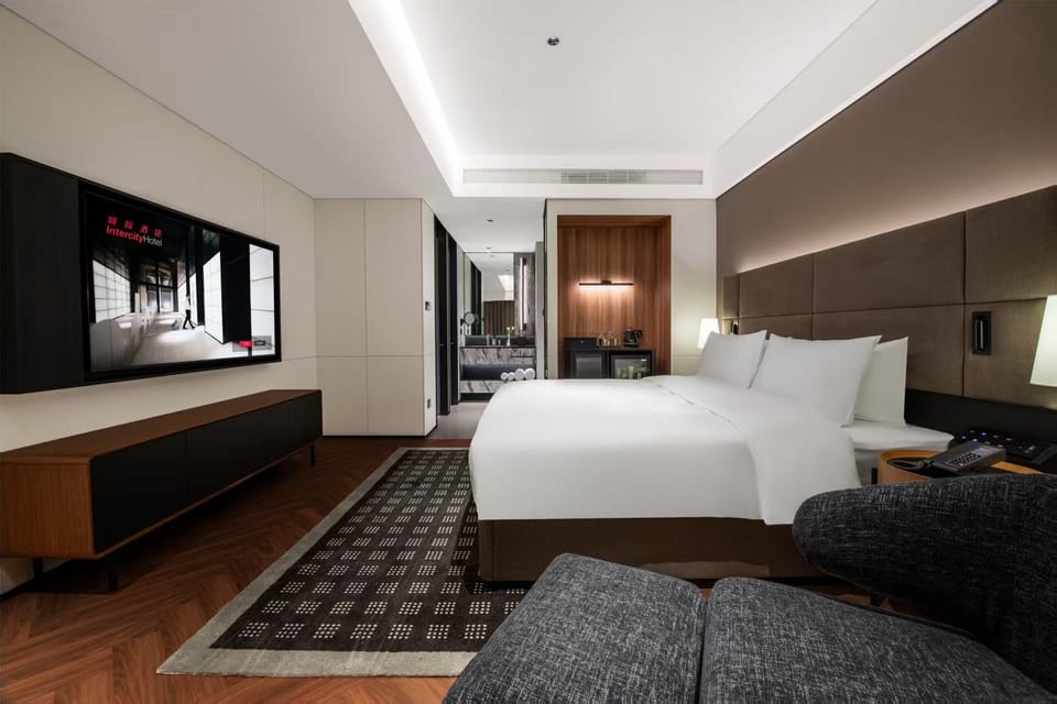 Superior Double Room, 1 Queen Bed, Non Smoking, City View | Premium bedding, minibar (free items), desk, laptop workspace