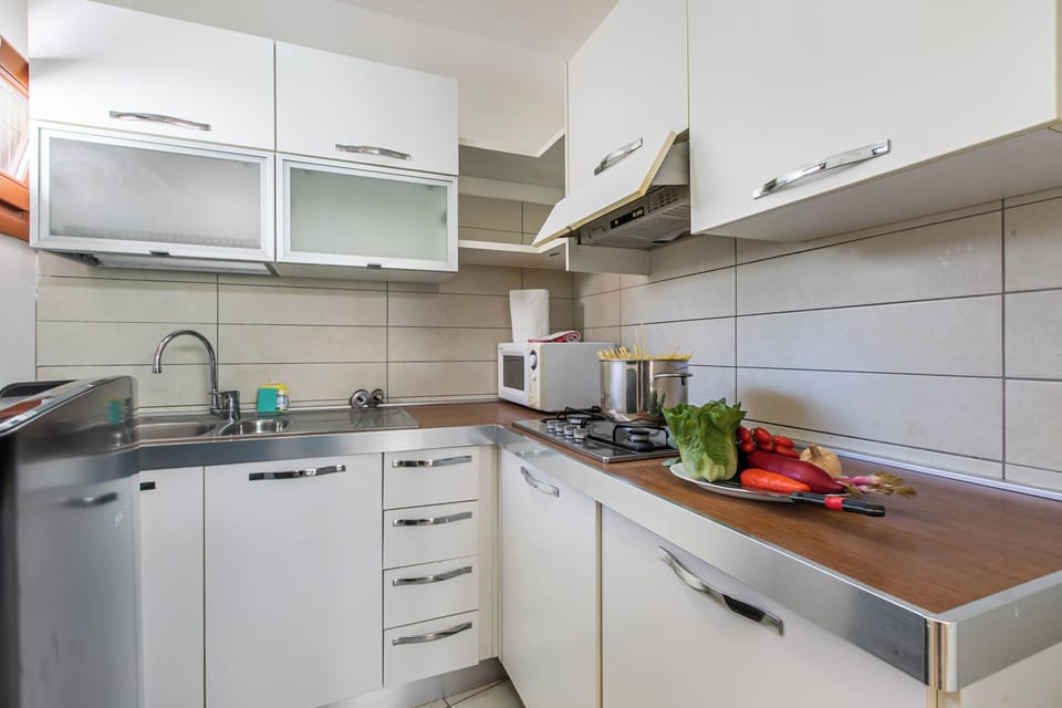 Family Apartment, Multiple Bedrooms (Garda Therme Apartment) | Private kitchen | Fridge, microwave, stovetop, coffee/tea maker