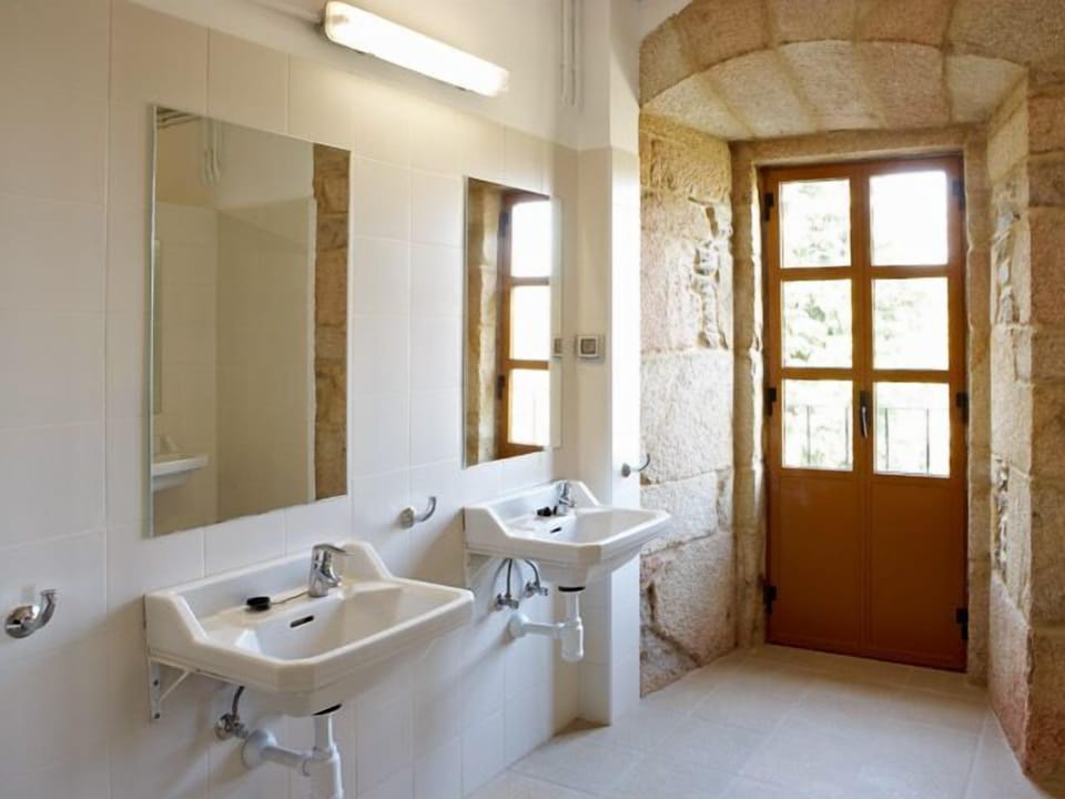 Shared Dormitory, 1 Twin Bed | Bathroom | Shower, towels