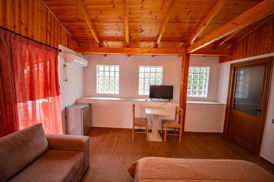 Superior Double Room, Balcony, Sea View | Living area
