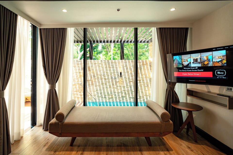 Glass Studio w/ Pool (King / Twin Bed) | Free WiFi