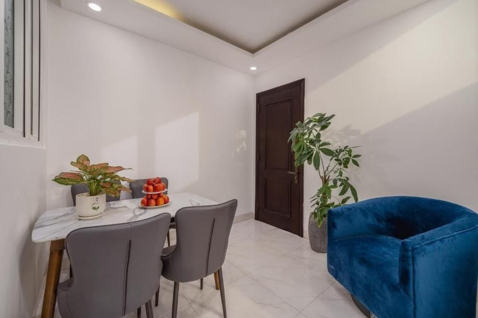Standard Apartment, City View | Dining