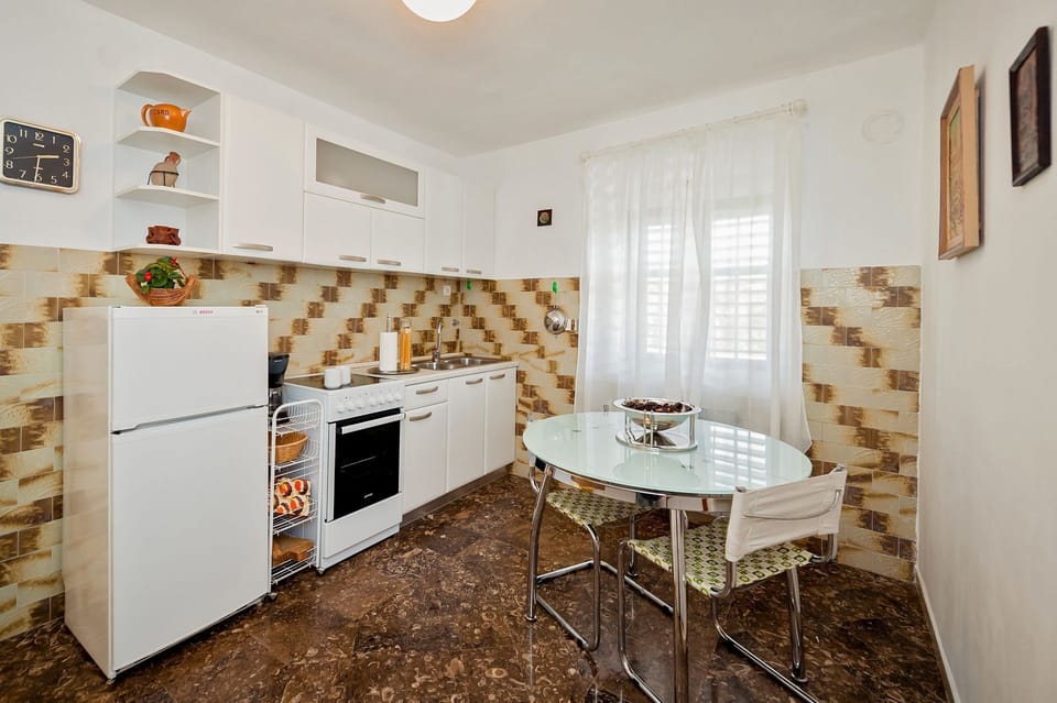Apartment (A1) | Private kitchen | Fridge, oven, stovetop, electric kettle