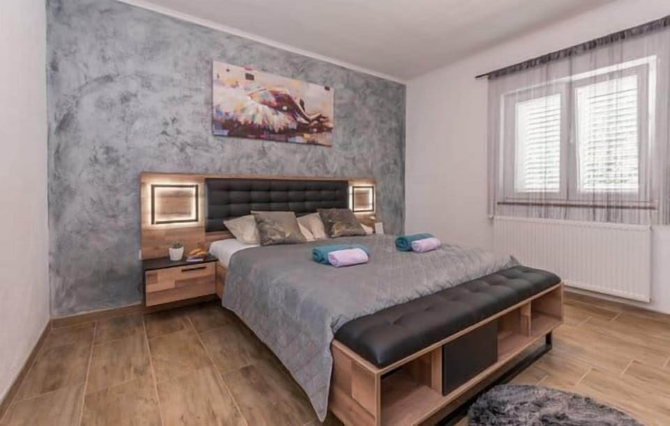 House | Iron/ironing board, free WiFi