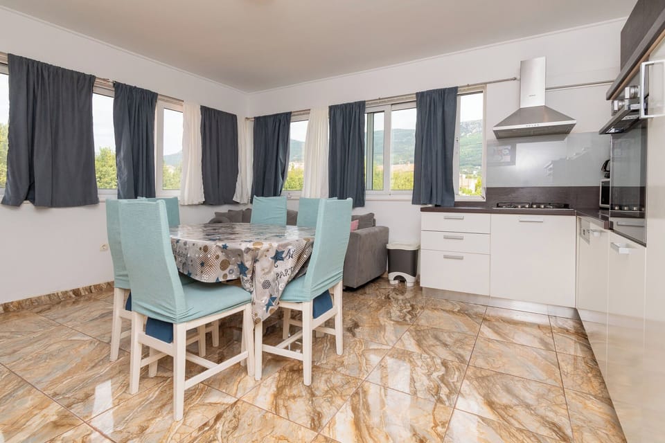 Apartment (A1) | Private kitchen | Fridge, microwave, oven, stovetop
