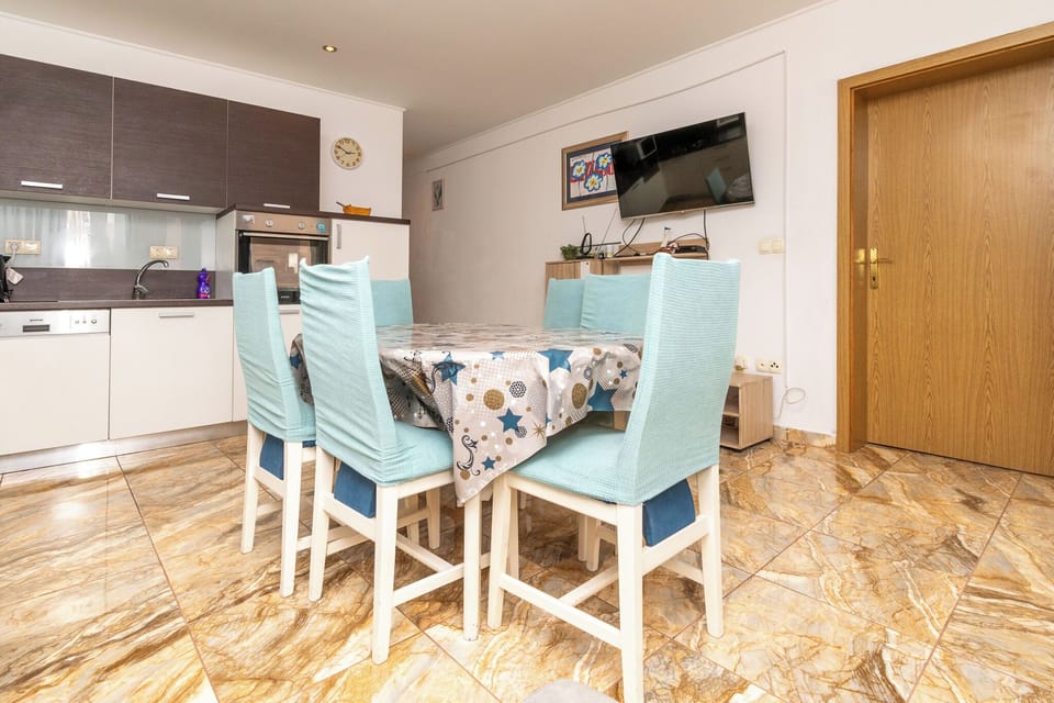 Apartment (A1) | Private kitchen | Fridge, microwave, oven, stovetop