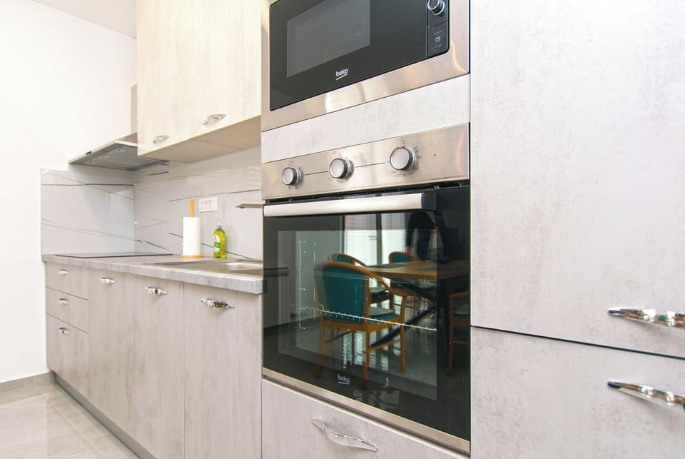 Apartment (A1) | Private kitchen | Fridge, microwave, oven, stovetop