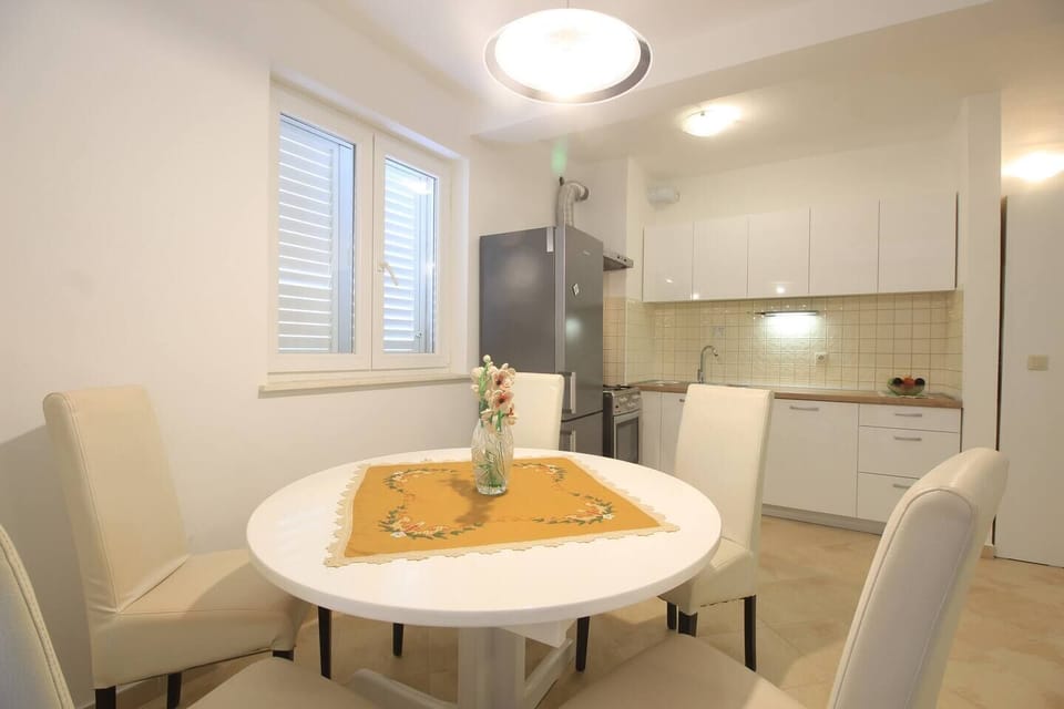 Apartment (A1) | Private kitchen | Fridge, stovetop, dishwasher, cookware/dishes/utensils