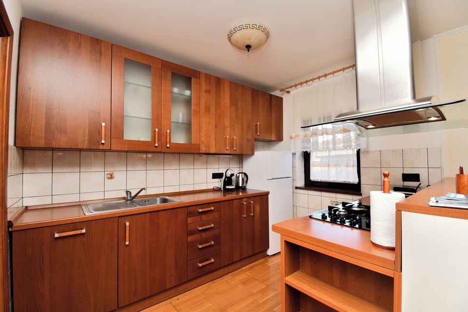 Apartment (A1) | Private kitchen | Fridge, oven, stovetop, dishwasher