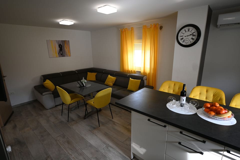 House | Living room | Netflix, streaming services