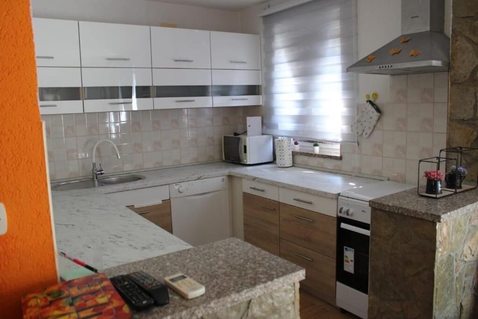 House | Private kitchen | Fridge, microwave, oven, stovetop