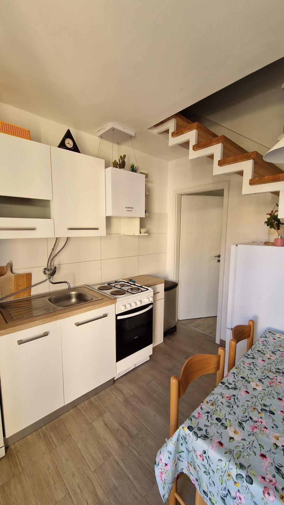 Apartment (A1) | Private kitchen | Fridge, microwave, oven, stovetop