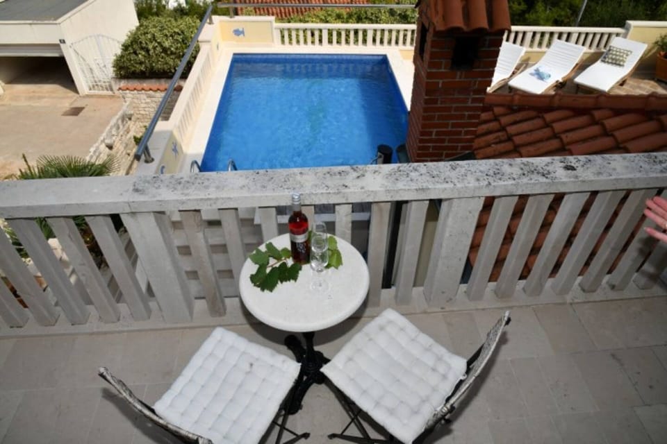 Outdoor pool, pool umbrellas, sun loungers