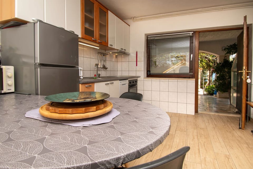 Apartment (A1) | Private kitchen | Fridge, microwave, oven, stovetop