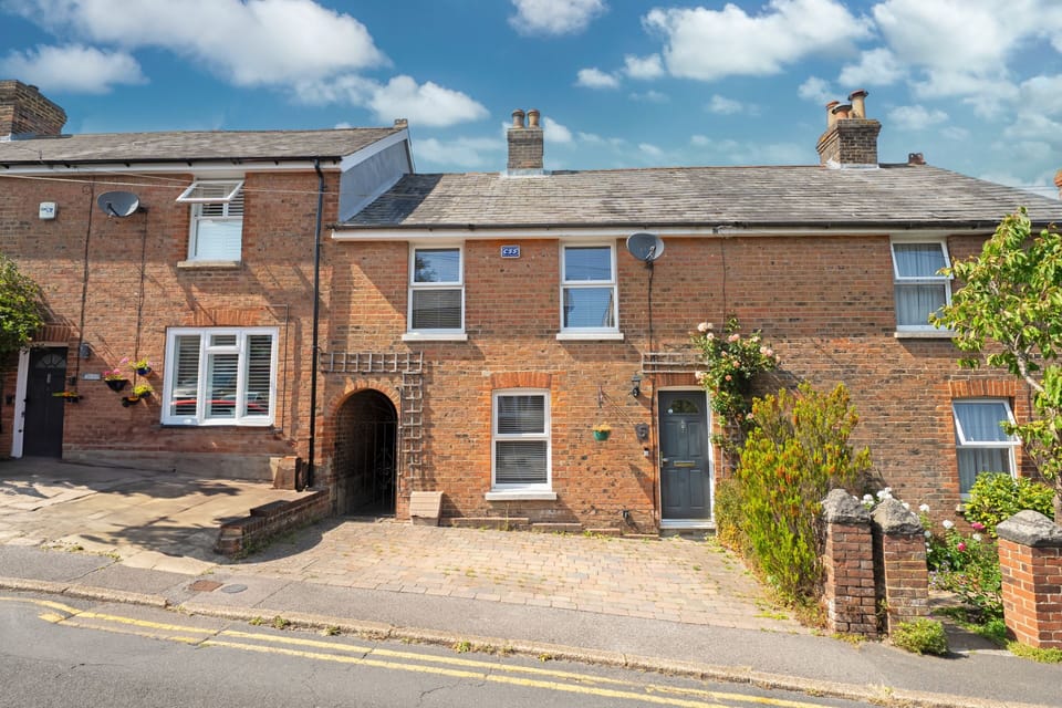 3 Bed House - Sleeps 5 - Garden - Pets - Parking House in Wealden District