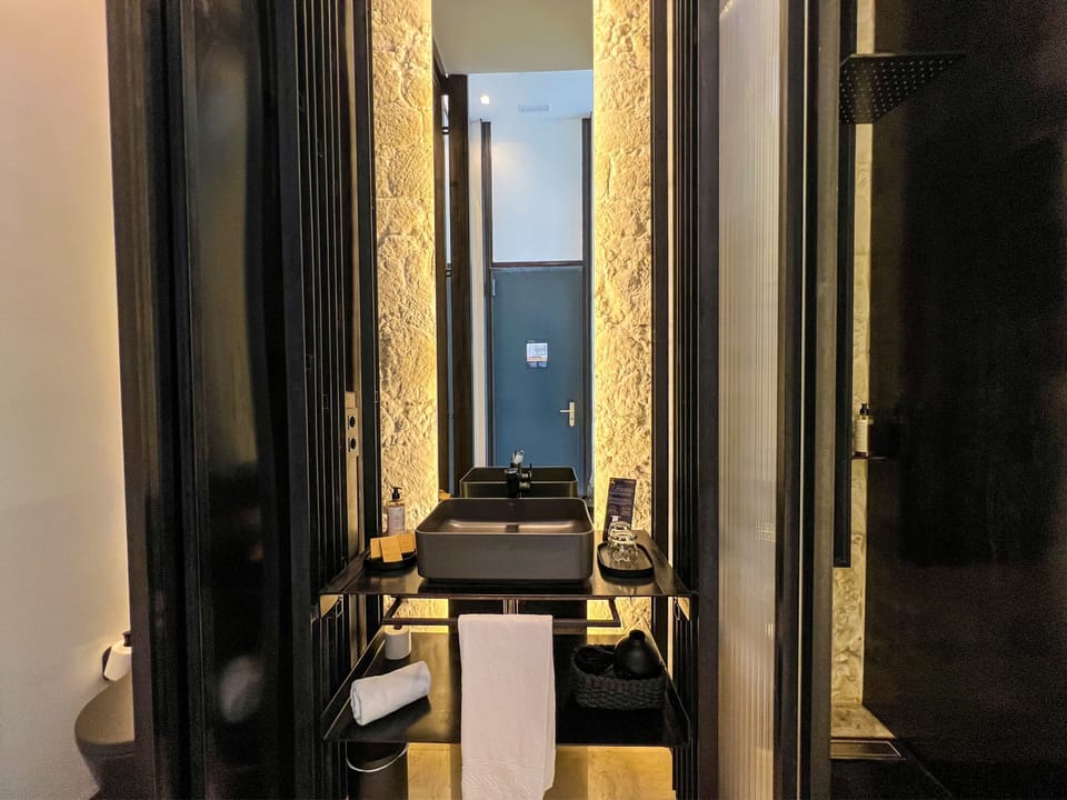Deluxe Double Room | Bathroom | Shower, hair dryer, towels