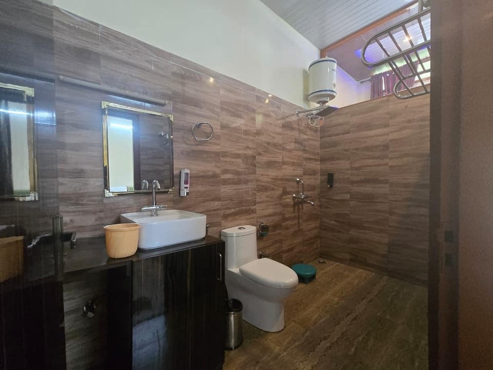 Luxury Room | Bathroom | Shower, soap, shampoo