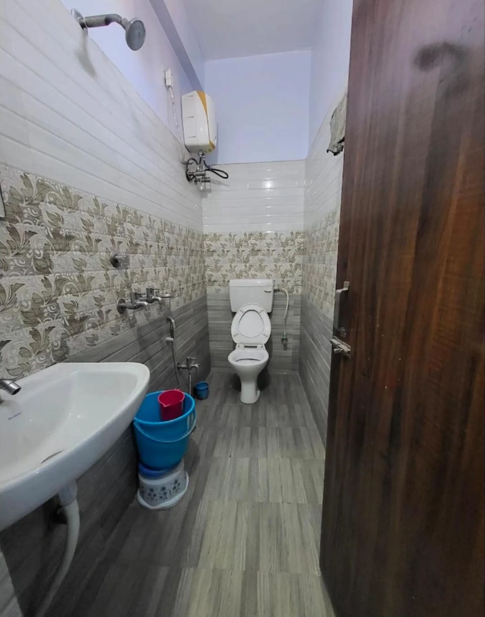 Shower, free toiletries, towels